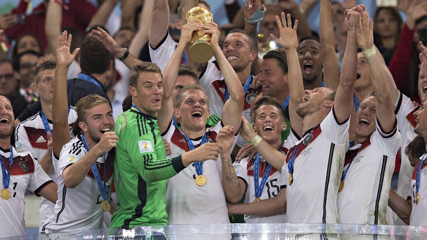 Einer der größten Momente im deutschen Fußball und auch in der bisherigen Karriere von Gladbach-Profi Matthias Ginter (Mitte, mit Weltpokal). In Rio de Janeiro (Brasilien), im Stadion Maracana, gewinnt die DFB-Elf am 13. Juli 2014 im Finale gegen Argentinien, als erste europäische Mannschaft auf südamerikanischen Boden, die FIFA Fußball-Weltmeisterschaft. Ginter streckt den Pokal hoch in den Nachthimmel.