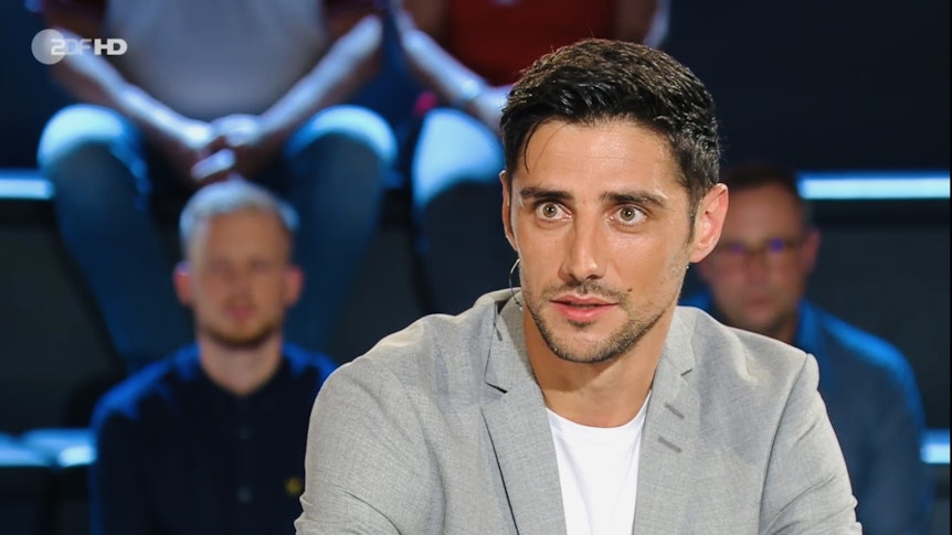 Lars Stindl, Kapitän von Fußball-Bundesligist Borussia Mönchengladbach, ist am Samstag (18. September 2021) zu später Stunde zu Gast im „ZDF-Sportstudio“ gewesen. Stindl lächelt in die Kamera.