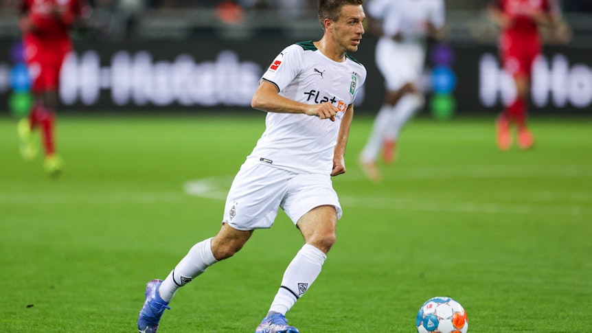 Patrick Herrmann, Profi bei Fußball-Bundesligist Borussia Mönchengladbach. Auf diesem Foto ist der Flügelspieler am 12. September 2021 im Borussia-Park zu sehen. Herrmann kontrolliert den Ball.