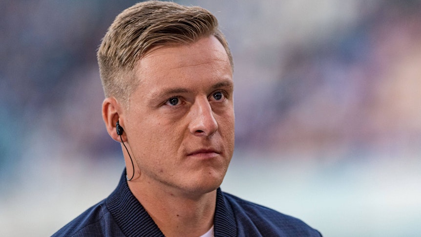 Ex-Fußball-Profi Felix Kroos, auf diesem Foto am 21. August 2021 zu sehen. Kroos hat einen Kopfhörer im rechten Ohr.