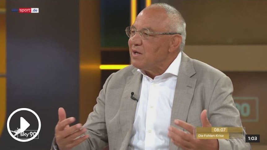 Trainer und Manager Felix Magath sprach bei „Sky90“ über Gladbachs verkorksten Saison-Start und gestikuliert dabei mit den Händen.