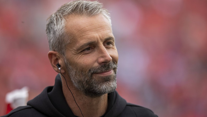 Ex-Gladbach-Trainer Marco Rose lächelt hier beim Bundesliga-Spiel zwischen Leverkusen und Dortmund am 11. September 2021.