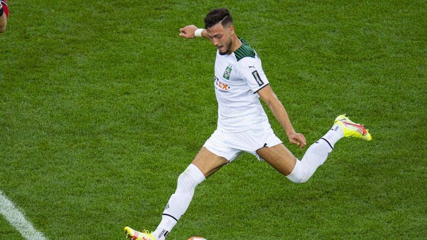 Ramy Bensebaini von Borussia Mönchengladbach, hier am 21. August 2021,während er zum Schuss ausholt.