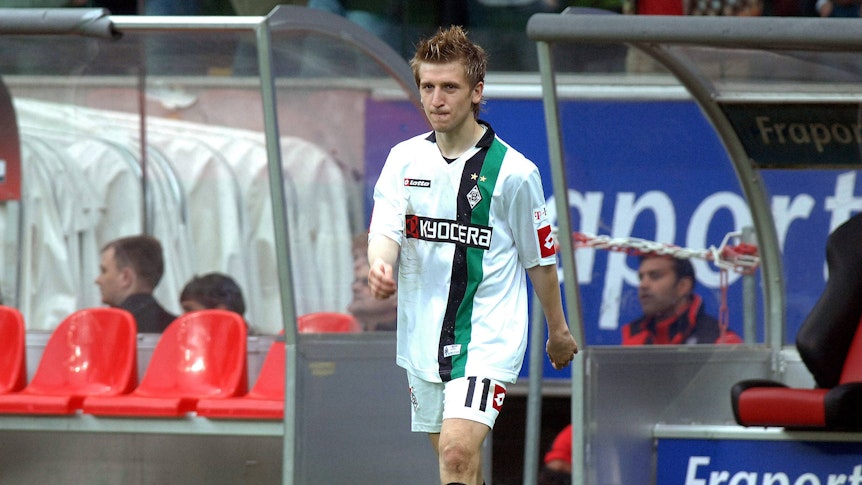 Marko Marin, Ex-Spieler von Borussia Mönchengladbach, hier am 13. Mai 2009, läuft über den Platz. Im Hintergrund sieht man die Auswechselbank.