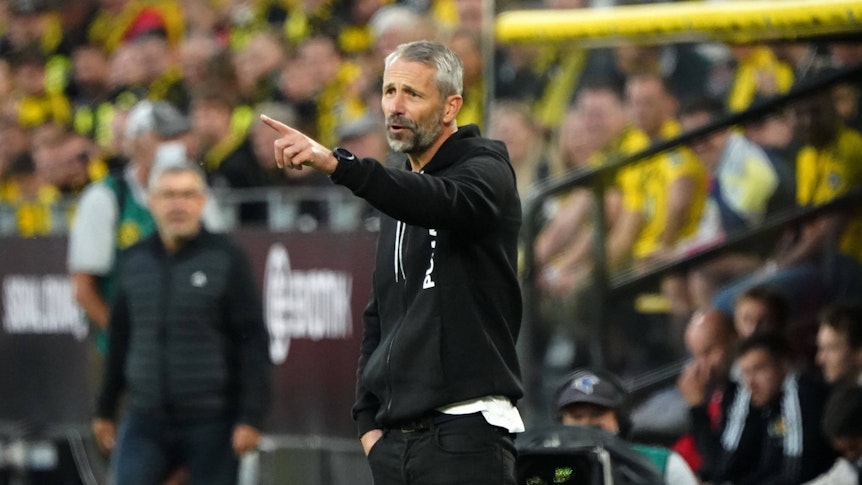 Marco Rose, Ex-Trainer von Borussia Mönchengladbach, hier am 19. September 2021, zeigt seinem Team Borussia Dortmund mit ausgestrecktem Arm etwas an.