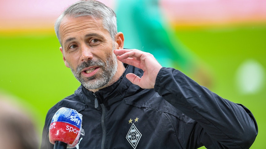 Dortmund-Trainer Marco Rose, auf diesem Foto bei seinem letzten Bundesliga-Auftritt für Borussia Mönchengladbach in Bremen am 15. Mai 2021 zu sehen. Rose spricht in das Mikrofon des TV-Senders „Sky“.