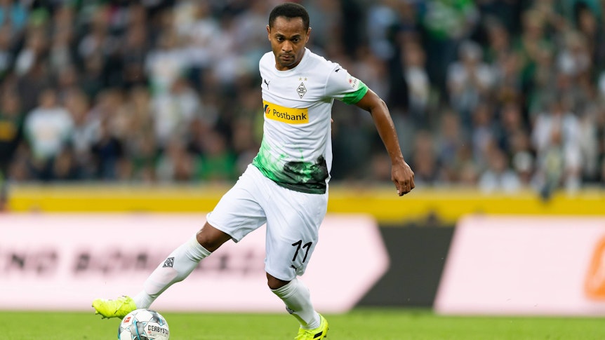Ex-Borussia-Mönchengladbach-Profi Raffael, auf diesem Foto am 17. August 2019 im Borussia-Park zu sehen. Raffael kontrolliert mit dem rechten Fuß den Ball.