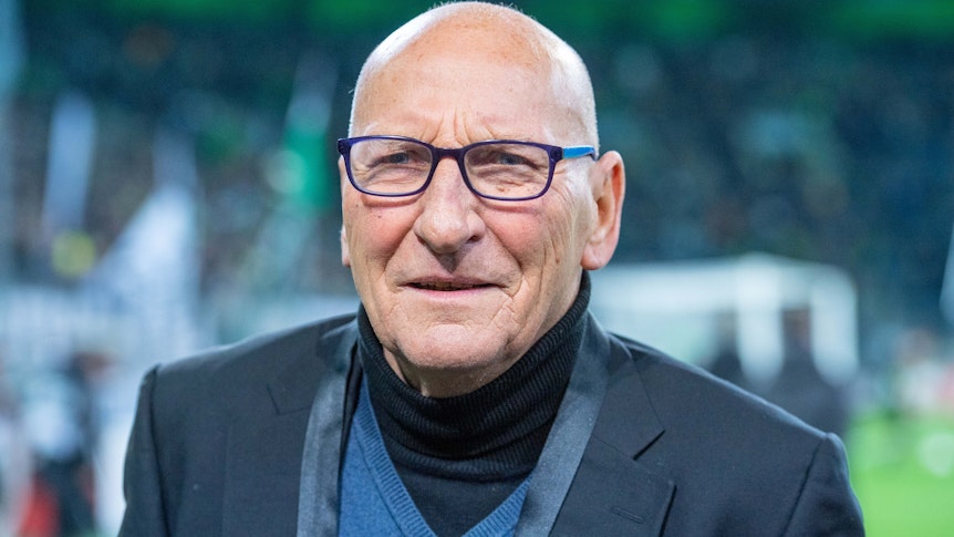 Wolfgang Kleff, ehemaliger Spieler von Borussia Mönchengladbach, hier am 7. November 2019, schaut freundlich lächelnd.