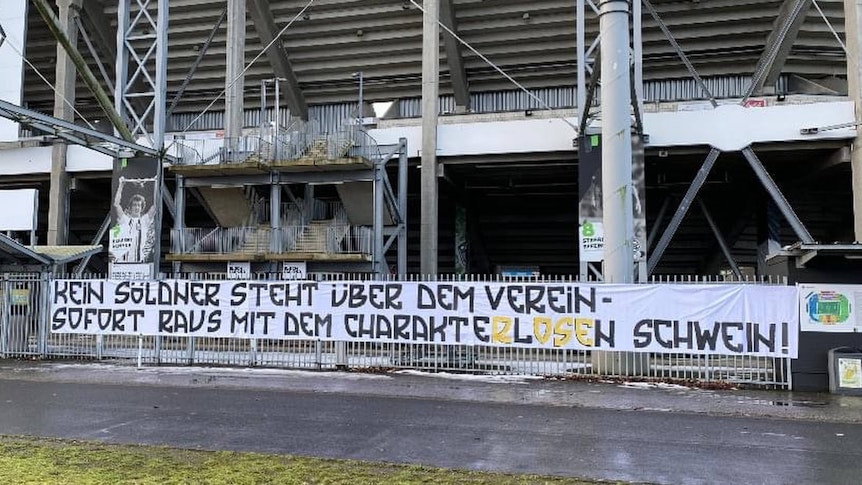 Mit diesem Banner am Stadion-Zaun im Borussia-Park haben am 17. Februar 2021 Gladbach-Fans auf die Ankündigung von Trainer Marco Rose reagiert, dass er den VfL zum 1. Juli 2021 Richtung Borussia Dortmund verlassen wird. Auf dem Banner steht: „Kein Söldner steht über dem Verein. Sofort raus mit dem charakterlosen Schwein!“