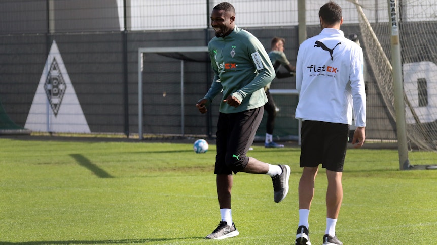Gut gelaunt absolvierte Marcus Thuram von Borussia Mönchengladbach am Donnerstag (23. September) eine Laufeinheit im Borussia-Park.
