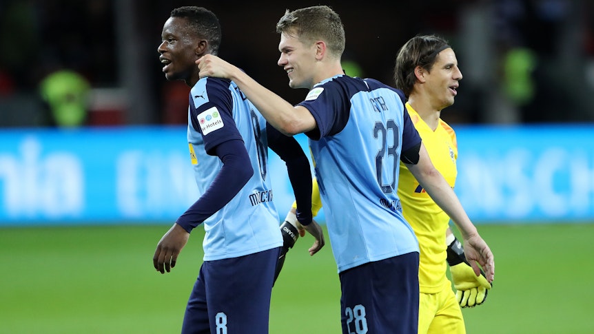 Denis Zakaria und Matthias Ginter jubeln am 22. November 2019 gemeinsam.