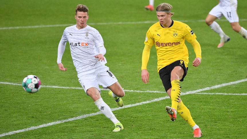 Dortmunds Top-Stürmer Erling Haaland (rechts) im Zweikampf mit Gladbachs Nico Elvedi (links) am 2. März 2021 beim DFB-Pokal-Viertelfinale der Saison 20/21.