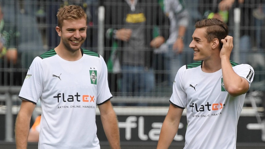 Die Gladbach-Profis Christoph Kramer (l.) und Florian Neuhaus (r.), hier zu sehen am 31. Juli 2021. Am Samstag, im Duell zwischen Borussia Mönchengladbach und Dortmund, treffen die beiden ihren ehemaligen Trainer Marco Rose wieder. Kramer lacht auf diesem Foto, Neuhaus auch, er fasst sich zugleich an den Hinterkopf.