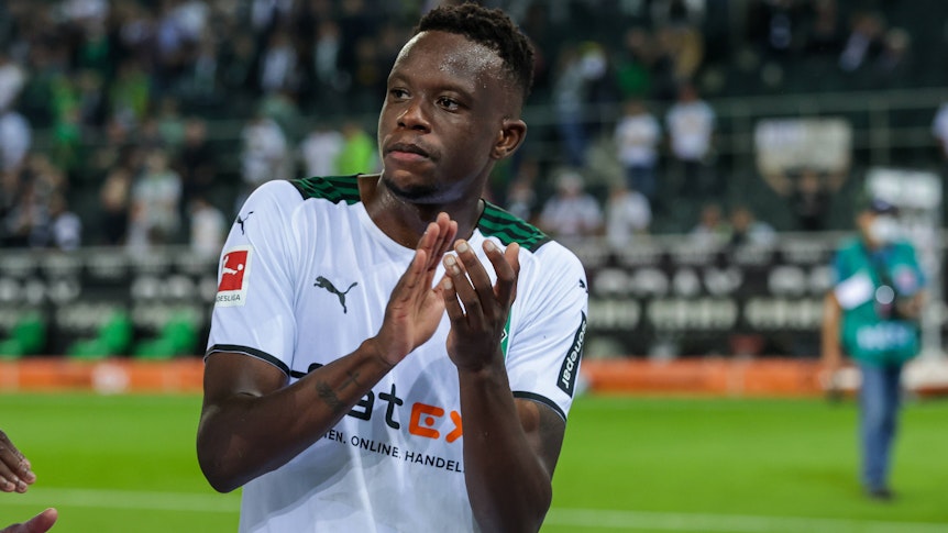 Denis Zakaria von Borussia Mönchengladbach applaudiert nach dem 3:1-Sieg gegen Arminia Bielefeld im Borussia-Park am 12.09.2021 den Fans.