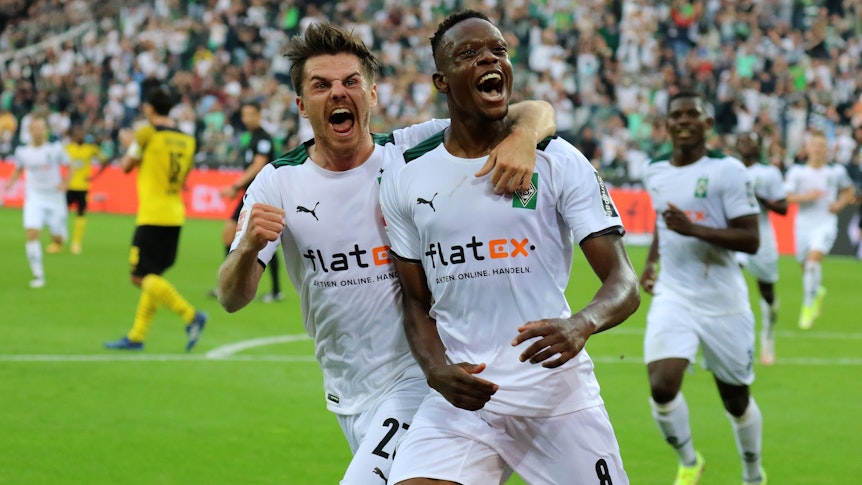Denis Zakaria (r.) bejubelt gemeinsam mit Jonas Hofmann (l.) seinen Siegtreffer im Bundesliga-Duell von Borussia Mönchengladbach gegen Dortmund am 25. September 2021 im Borussia-Park.