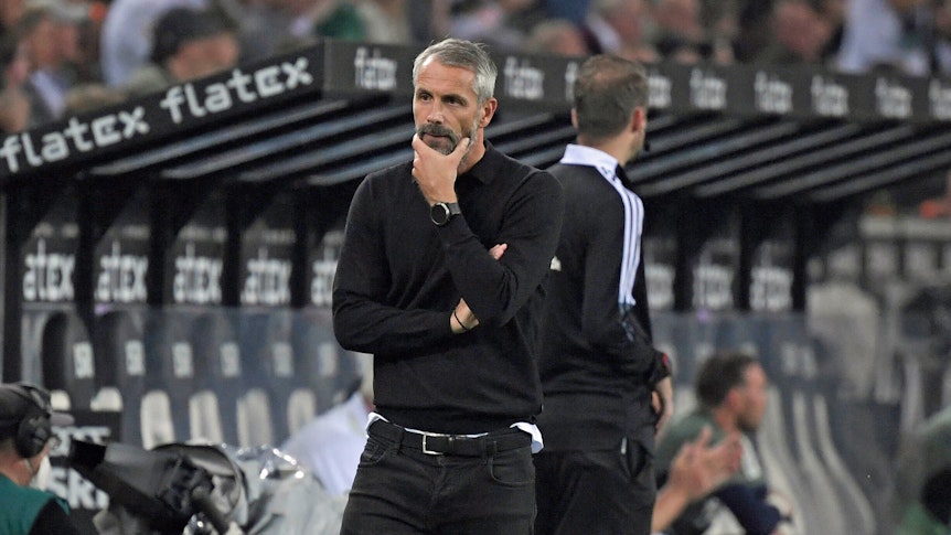 Dortmund-Trainer Marco Rose bei seiner Rückkehr in den Gladbacher Borussia-Park am 25. September 2021 an der Seitenlinie. Am Ende erlebte Rose eine 0:1-Niederlage bei seinem Ex-Verein. Auf diesem Foto fasst sich Rose nachdenklich an sein Kinn.