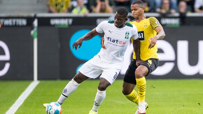 Gladbach-Stürmer Breel Embolo (l.) im Zweikampf mit Dortmunds Manuel Akanji (r.) beim Bundesliga-Duell am 25. September 2021 im Borussia-Park. Embolo kontrolliert mit dem rechten Fuß den Ball.