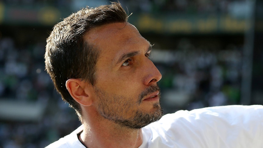 Martin Stranzl, ehemaliger Spieler von Borussia Mönchengladbach, am 07. Mai 2016 beim Bundesliga- Spiel zwischen Borussia Mönchengladbach und Bayer 04 Leverkusen bei seiner Verabschiedung. Das Foto zeigt den Österreicher im Seitenprofil mit gerührtem Gesichtsausdruck.