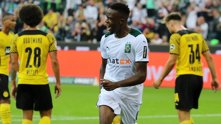 Denis Zakaria von Borussia Mönchengladbach schoss am Samstag (25. September 2021) den Siegtreffer zum 1:0-Erfolg gegen Borussia Dortmund. Das Foto zeigt den Schweizer beim Torjubel in der 37. Spielminute im Borussia-Park.