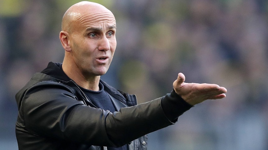 Andre Schubert, Ex-Trainer von Borussia Mönchengladbach, heuert bei Fußball-Zweitligist FC Ingolstadt an. Auf diesem Foto ist Schubert am 3. Dezember 2016 beim Bundesliga-Duell der Fohlen in Dortmund zu sehen. Schubert zeigt mit seinen rechten Hand auf das Spielfeld.