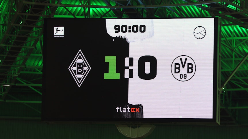 Am Samstag (25. September) fuhr Borussia Mönchengladbach einen 1:0-Sieg gegen Borussia Dortmund ein. Das Foto zeigt die Anzeigetafel der Fohlen im Borussia-Park nach Spielschluss.