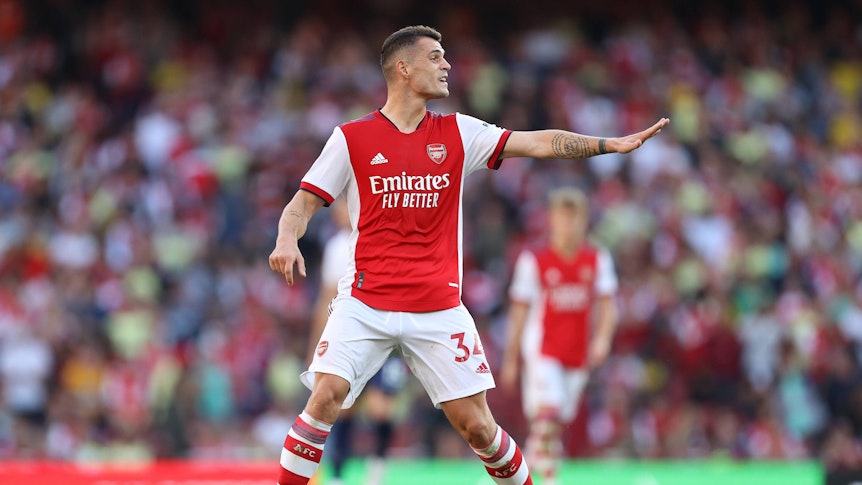 Granit Xhaka, ehemaliger Spieler von Borussia Mönchengladbach, läuft während des Spiels von seinem Klub Arsenal London am 26. September 2021 mit gestrecktem Arm über den Platz.