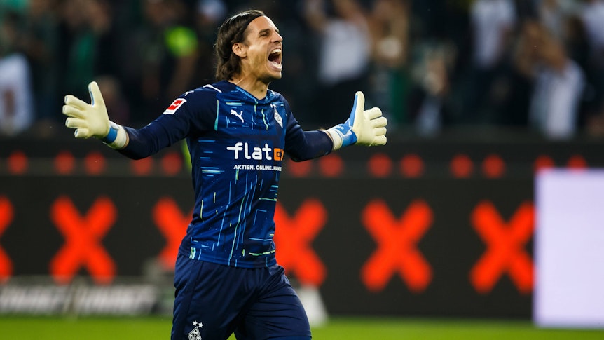 Yann Sommer von Borussia Moenchengladbach läuft lachend mit ausgebreiteten Armen über den Fußballplatz am 25. September 2021.