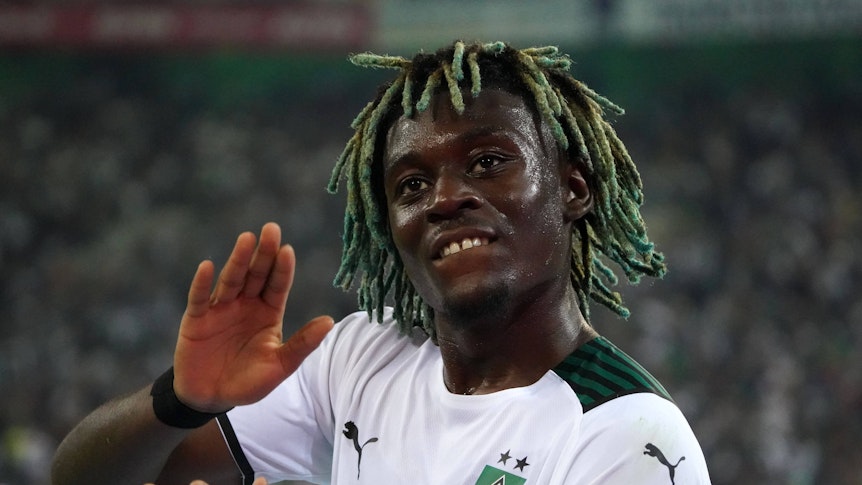 Manu Koné von Borussia Mönchengladbach, zeigt lachend eine Handbewegung am 25. September 2021.