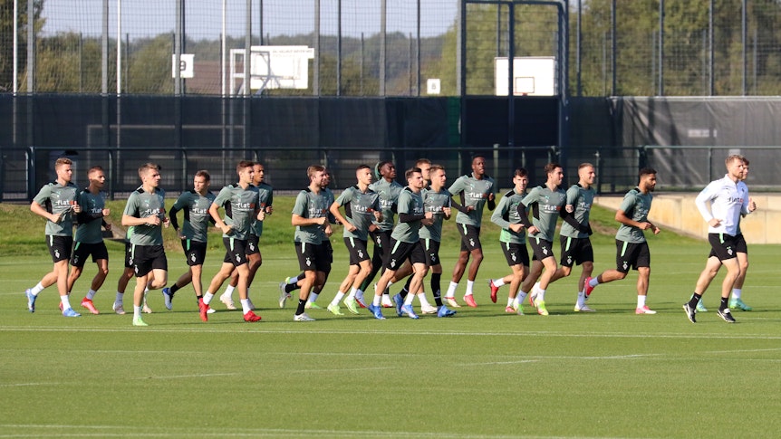 Borussia Mönchengladbach beim Warmlaufen am Borussia-Park am 23. September 2021.