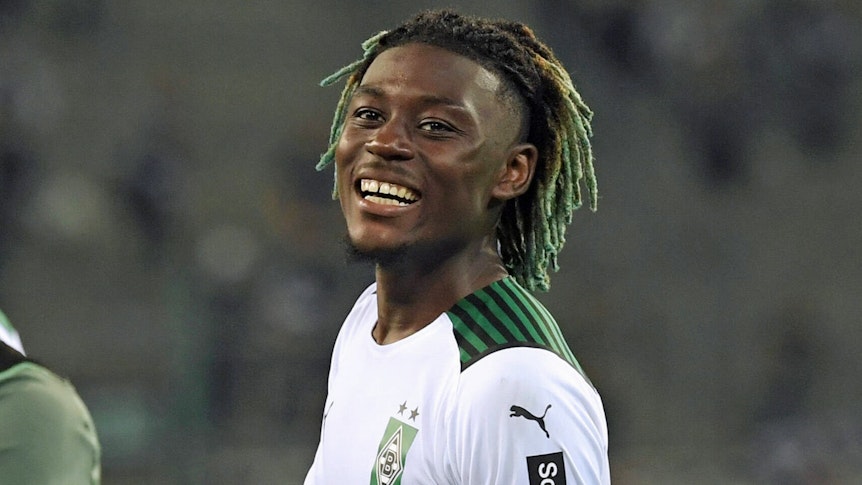 Manu Koné, Spieler von Borussia Mönchengladbach, freut sich am 25. September 2021 im Borussia-Park über den Bundesliga-Sieg gegen Borussia Dortmund. Koné lächelt sichtlich glücklich.