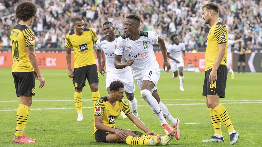 Gladbach-Profi Denis Zakaria (2.v.r.) bejubelt seinen Treffer zum 1:0-Sieg der Fohlen-Elf gegen Borussia Dortmund am 25. September 2021 im Borussia-Park. Die Dortmunder Gegenspieler schauen derweil enttäuscht drein.