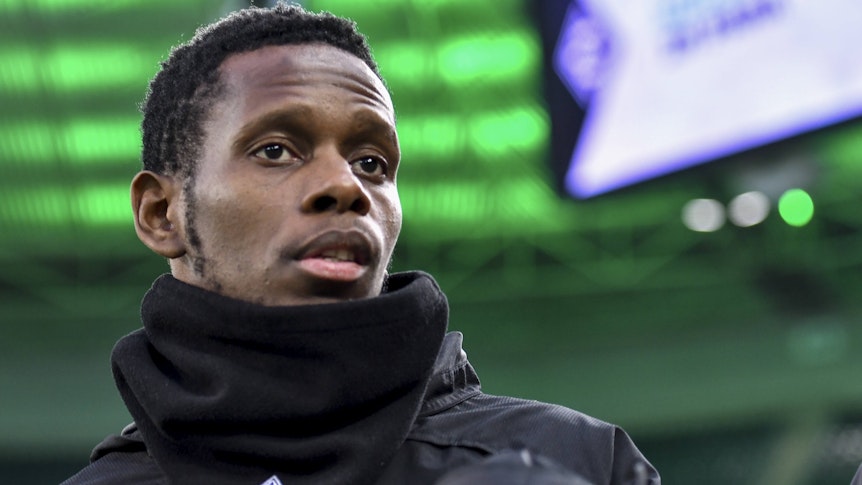 Ex-Gladbacher Ibrahima Traoré beim Geisterspiel zwischen den Fohlen und dem 1. FC Köln am 11. März 2020 am Spielfeldrand im Borussia-Park, skeptisch schauend.