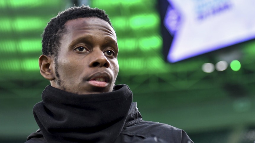 Ibrahima Traoré steht mit schwarzem Schal im Borussia Park.