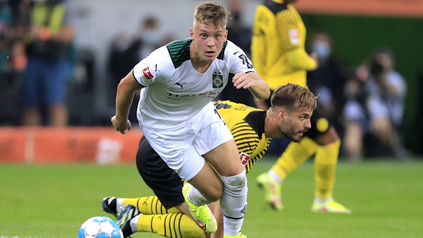 Luca Netz, Profi von Borussia Mönchengladbach, ist erstmals in die U21-Nationalmannschaft des DFB berufen worden. Auf diesem Foto ist der Linksfuß am 25. September 2021 im Borussia-Park gegen Dortmund zu sehen. Netz enteilt samt Ball am Fuß seinem Gegenspieler