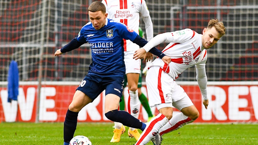 Offensivspieler Phil Beckhoff (l.) vom SC Wiedenbrück, hier am 12. Dezember 2020 im Regionalliga-West-Duell mit Georg Strauch (r., 1. FC Köln II), soll angeblich bei Borussia Mönchengladbach auf dem Transfer-Radar sein.