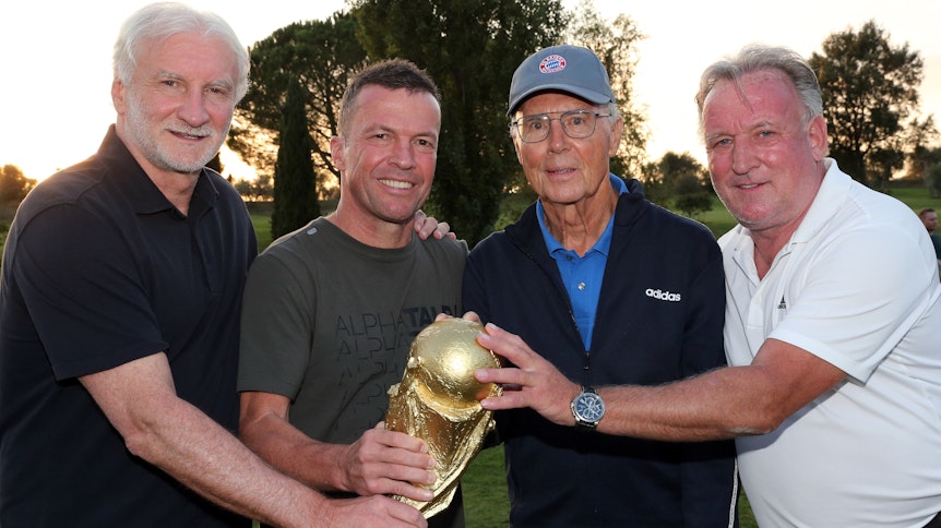TV-Experte Lothar Matthäus (2.v.l.), gemeinsam mit den weiteren Weltmeistern Rudi Völler (l.), Franz Beckenbauer (2.v.r.) und Andreas Brehme (r.), am 10. Oktober 2020 bei einem Treffen in der Toskana. Sie alle halten den WM-Pokal in den Händen.