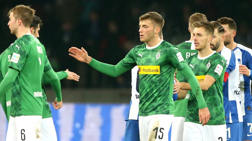 Gladbachs Verteidiger Jordan Beyer (Mitte) klatscht Lars Stindl (l., im Hintergrund) am 21. Dezember 2019 im Berliner Olympiastadion beim Bundesliga-Duell gegen Hertha BSC ab.