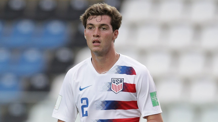 Gladbachs neuer Verteidiger Joe Scally, auf dieser Aufnahme während eines Spiels der U17-Auswahl der USA am 27. Oktober 2019 zu sehen, blickt auf das Spielfeld.
