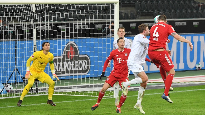 Gladbachs Innenverteidiger Matthias Ginter (im Hintergrund) hat in dieser Szene den Kopfball von Bayern-München-Verteidiger Niklas Süle (r.) genau im Blick und klärt Sekundenbruchteile später vor der Linie für den bereits geschlagenen Schlussmann Yann Sommer. Ginter rettete damit in der Nachspielzeit den Borussen-Sieg (3:2) im Bundesliga-Duell am 8. Januar 2021.