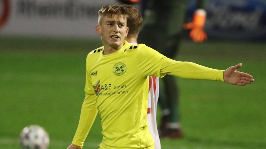Der ehemalige Gladbacher Sinan Kurt, hier im Regionalliga-Duell mit dem 1. FC Köln (U21) am 4. November 2020, gestikuliert mit seinem Arm.