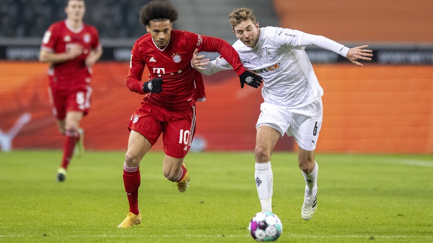 Borussias Mittelfeldspieler Christoph Kramer (r.), auf diesem Foto im Zweikampf mit Bayerns Leroy Sane (l.) am 8. Januar 2021 zu sehen.