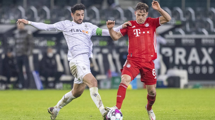 Borussias Kapitän Lars Stindl (l.), hier am 8.1.2020 im Zweikampf gegen Bayerns Joshua Kimmich (r.) im Bundesliga-Spiel des 15. Spieltags, machte gegen den deutschen Rekordmeister ein starkes Spiel.