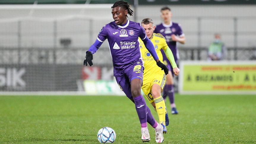 Borussia soll Kouadio Koné, hier bei einem französischen Zweitliga-Spiel beim FC Pau, bereits im Winter verpflichten sollen.