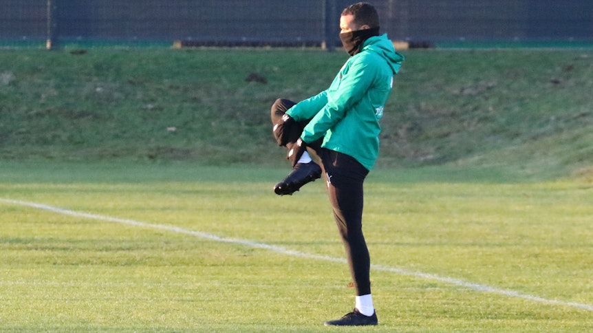 Borussia-Stürmer Alassane Plea absolvierte am Dienstag ein individuelles Training.