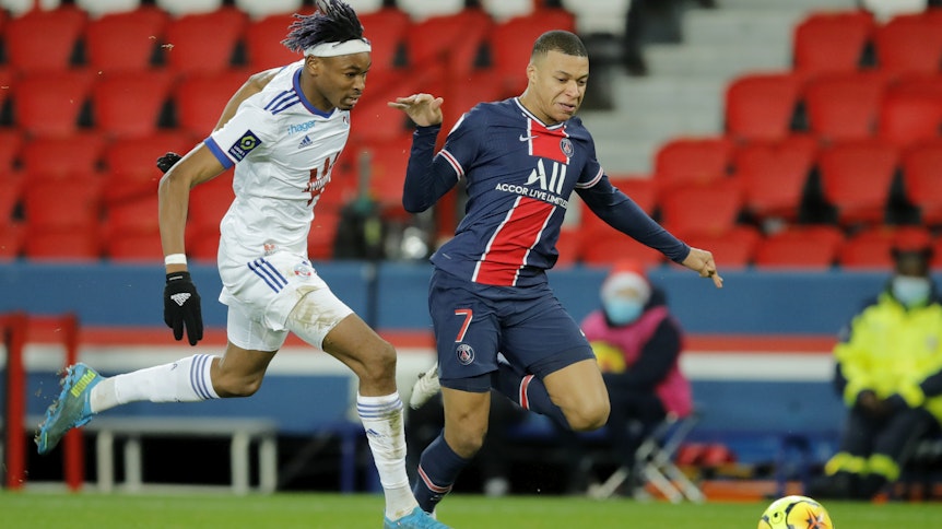 Straßburgs Mohamed Simakan (l.), hier mit Kylian Mbappé (r.), soll auf dem Zettel der Borussia-Scouts stehen.
