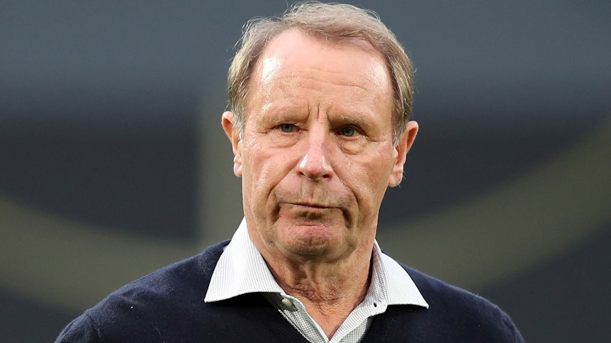 Fohlen-Legende Berti Vogts läuft bei einem Benefiz-Spiel des DFB in Fürth im Oktober 2019 über den Platz.