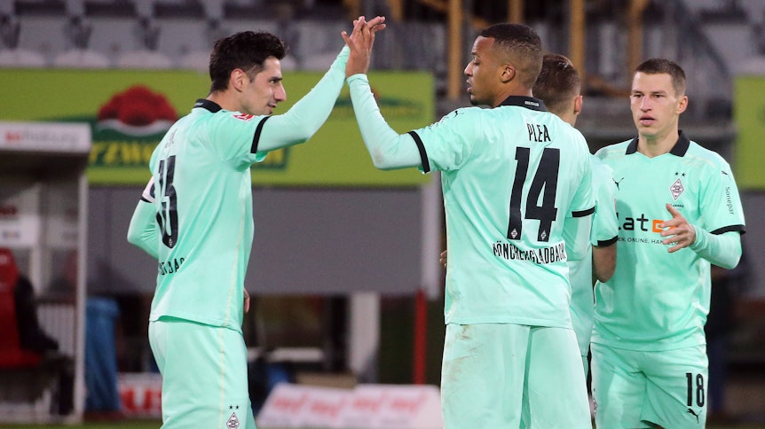 Borussias Torjäger Alassane Plea (r.) beim Torjubel mit Kapitän Lars Stindl (l.) beim Bundesliga-Spiel in Freiburg am 5.12.20.