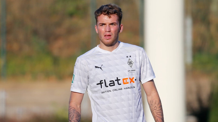 Verteidiger Jordan Beyer, hier beim Regionalliga-Duell von Borussias U23 am 28. November 2020 gegen Fortuna Köln, blickt auf das Spielfeld.