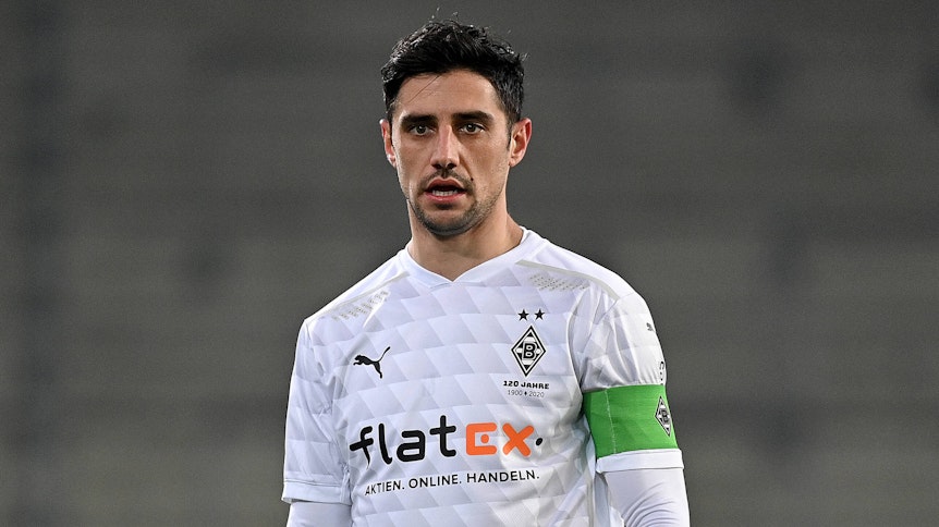 Gladbachs Kapitän Lars Stindl, hier am 2. Januar 2021 beim Bundesliga-Spiel in Bielefeld zu sehen, blickt in die Kamera des Fotografen.