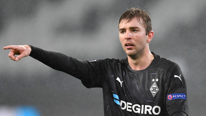 Mönchengladbachs Christoph Kramer zeigt beim Champions-League-Spiel seiner Borussia gegen Inter Mailand am 1.12.2020 mit dem rechten Arm in eine Richtung.
